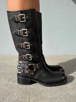 Biker in pelle con fibbie