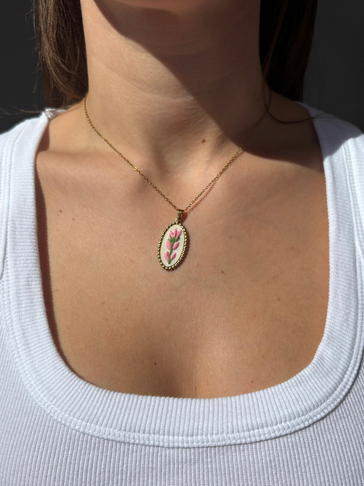 Collana ricamata tulipano