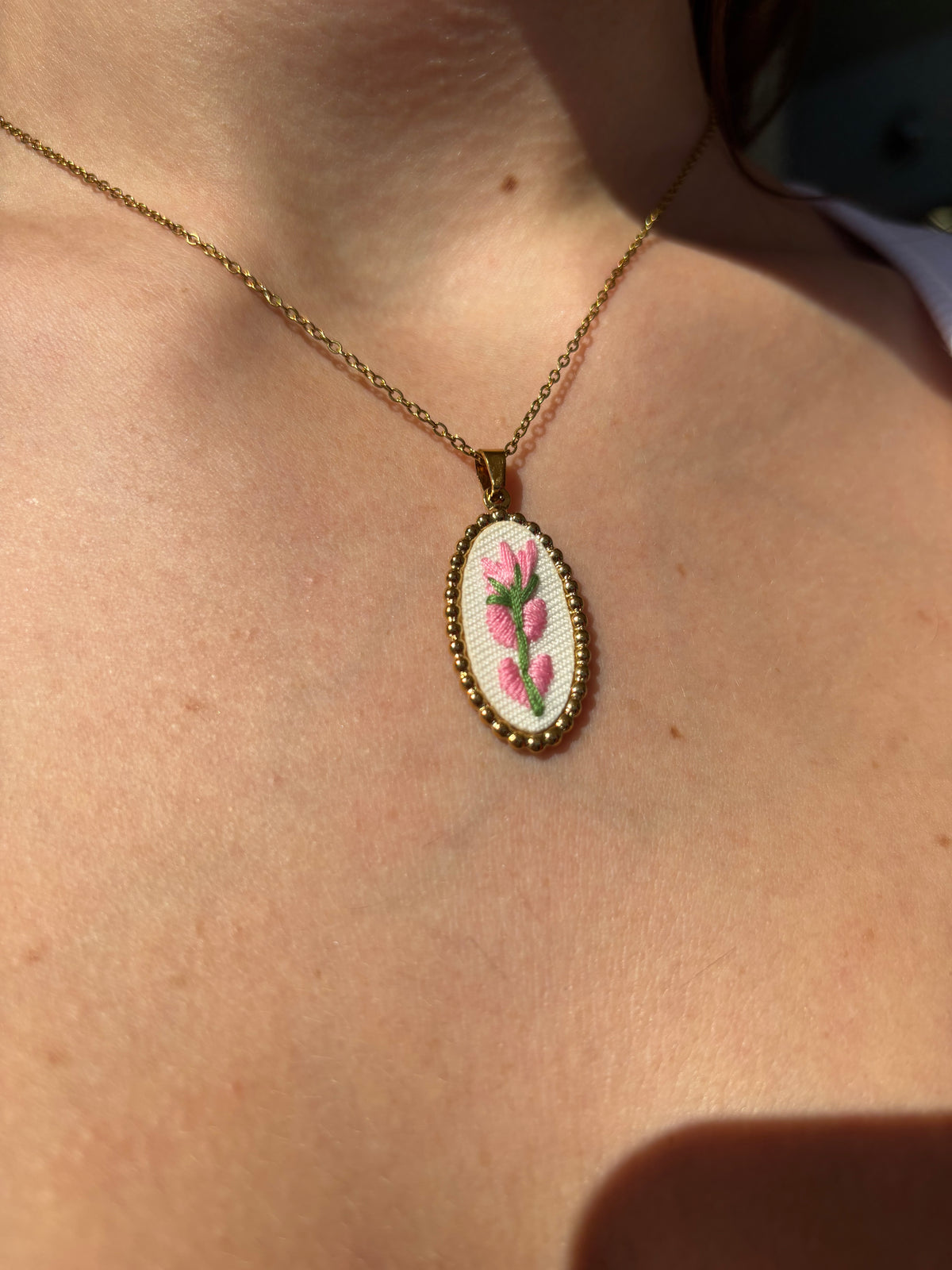 Collana ricamata tulipano