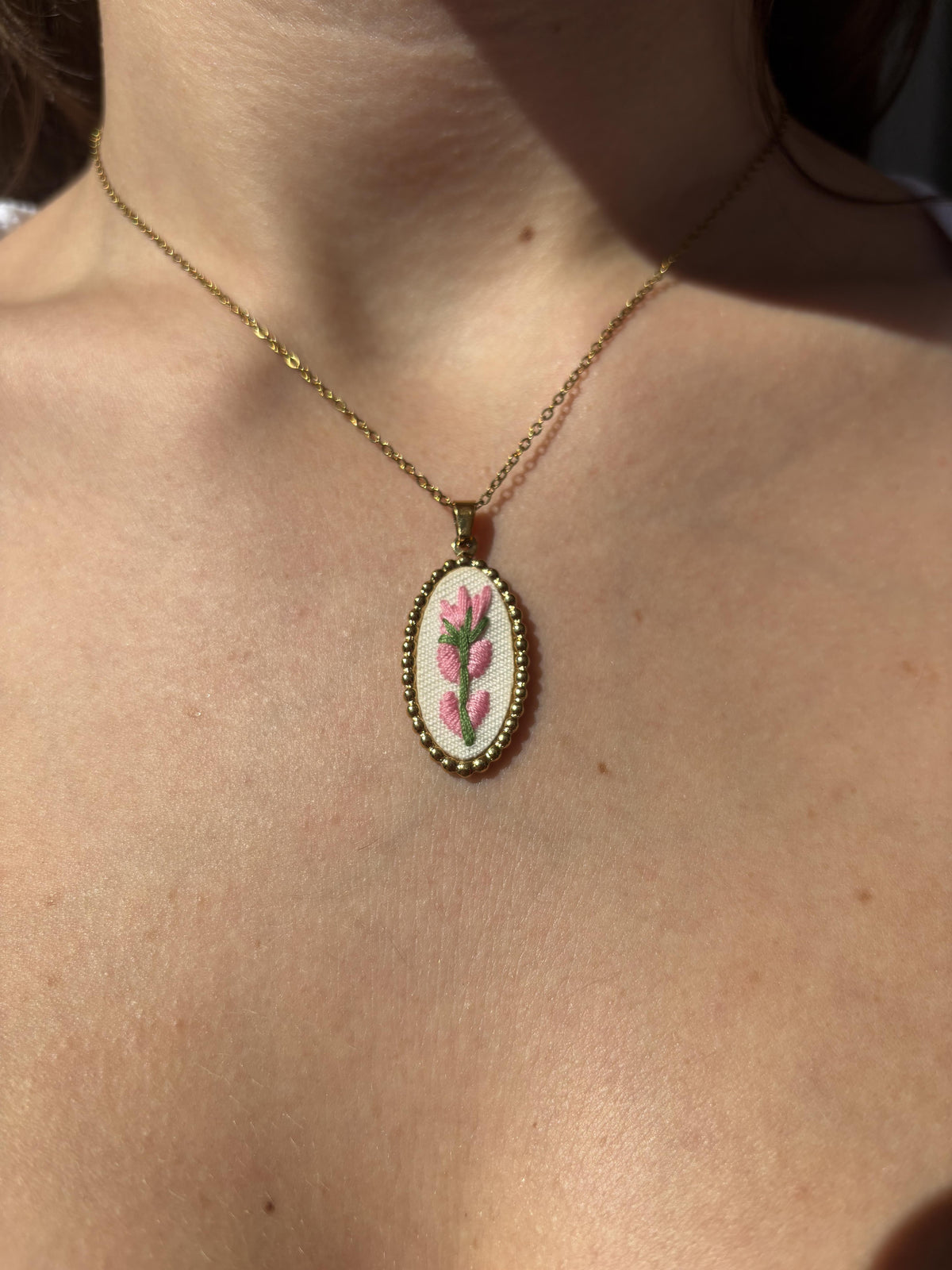 Collana ricamata tulipano