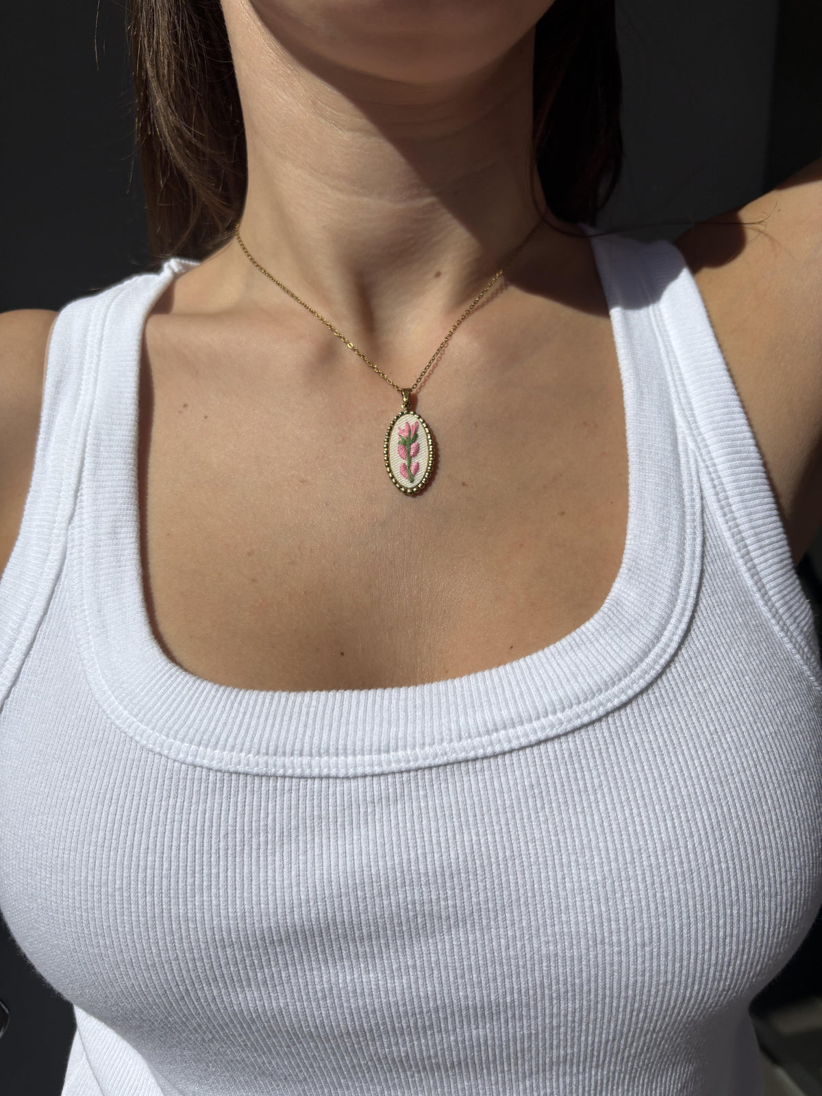 Collana ricamata tulipano