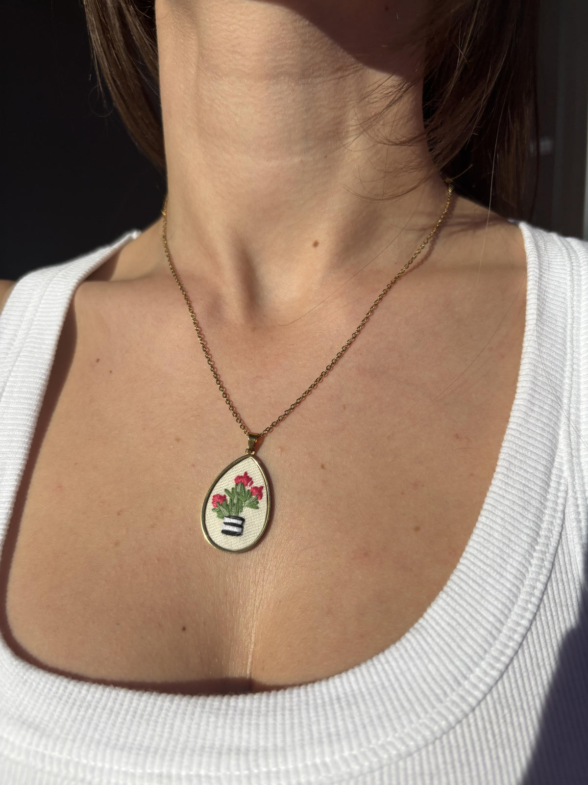 Collana ricamata "fiore di primavera"