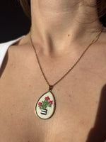 Collana ricamata "fiore di primavera"