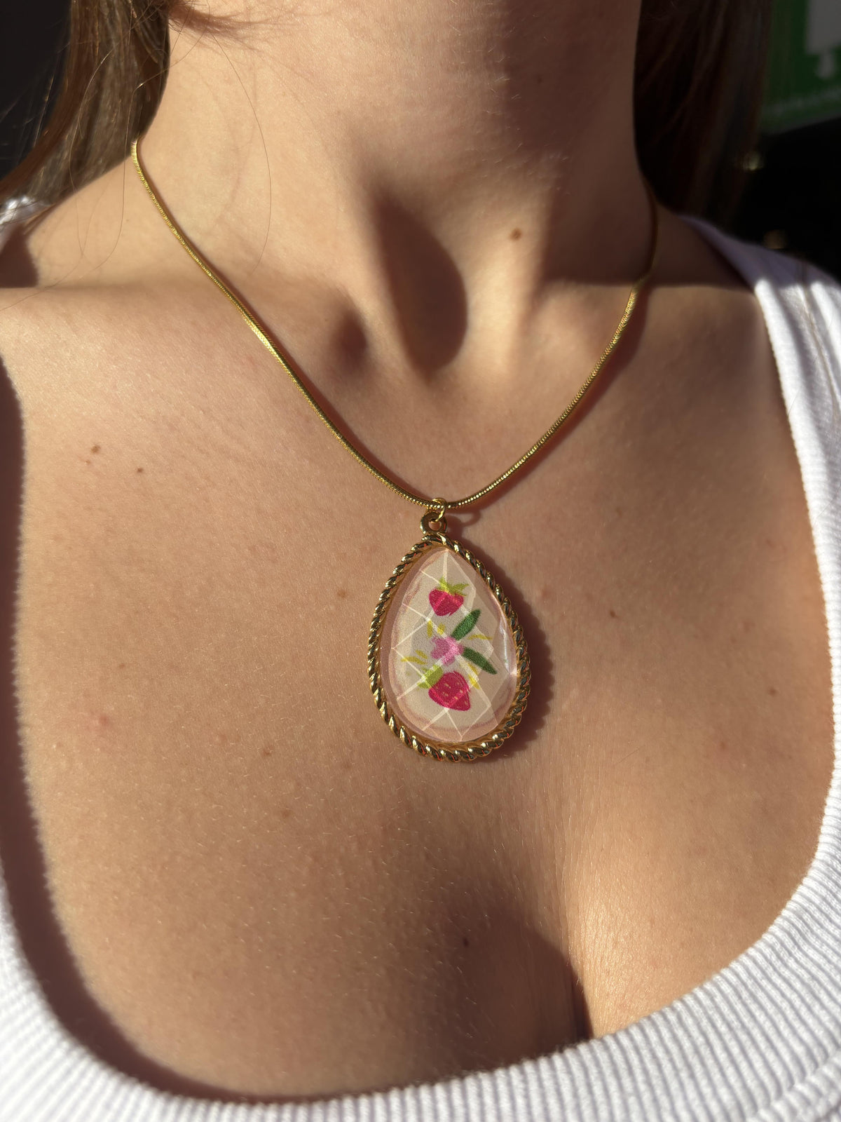 Collana vintage con fiori rossi