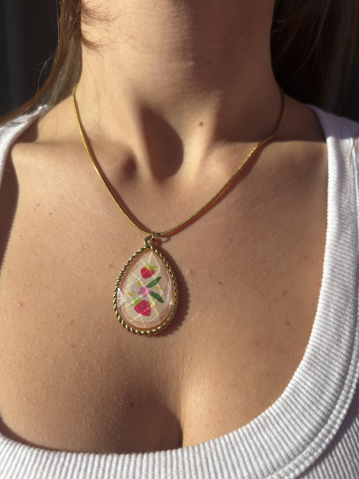 Collana vintage con fiori rossi