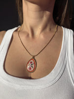 Collana vintage con fiori rossi