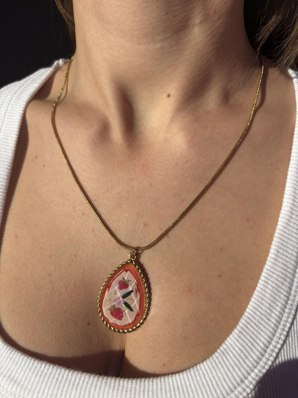 Collana vintage con fiori rossi