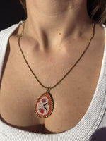 Collana vintage con fiori rossi