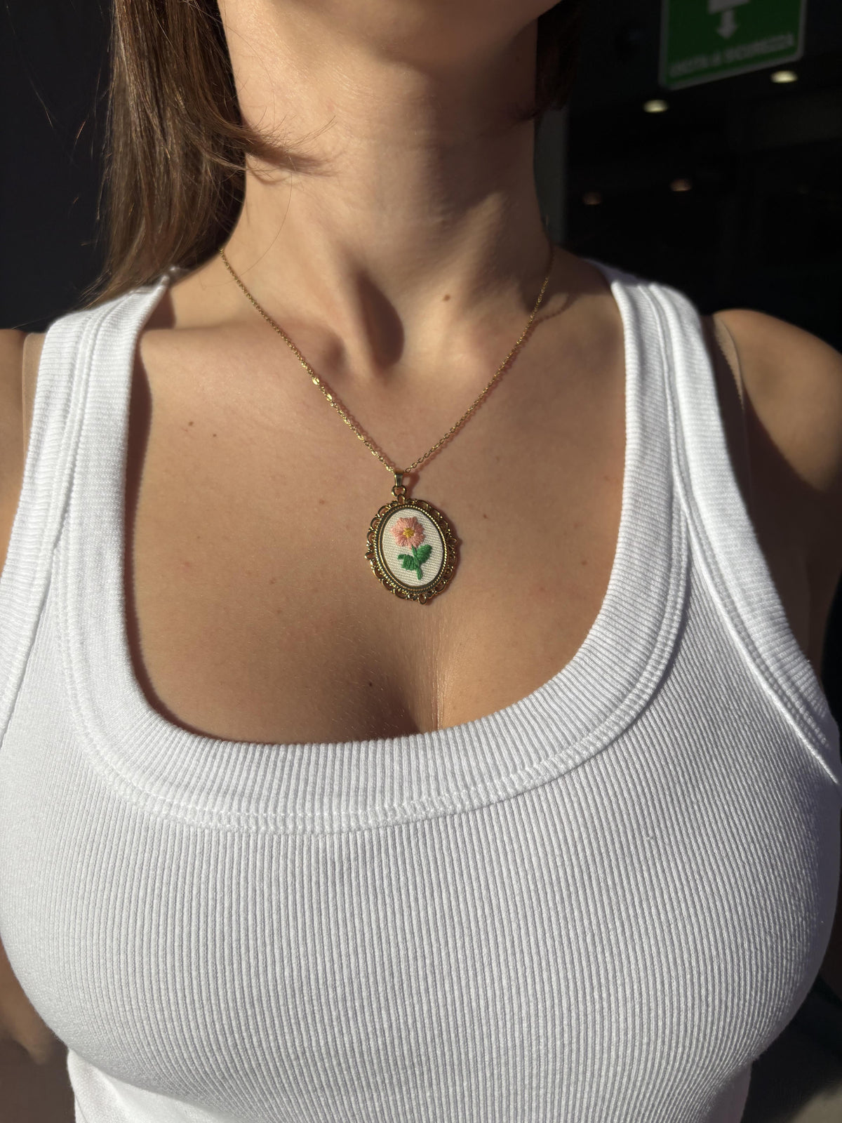 Collana ricamata fiore rosa