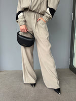 Pantalone con banda laterale