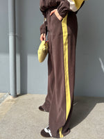 Pantalone con banda laterale