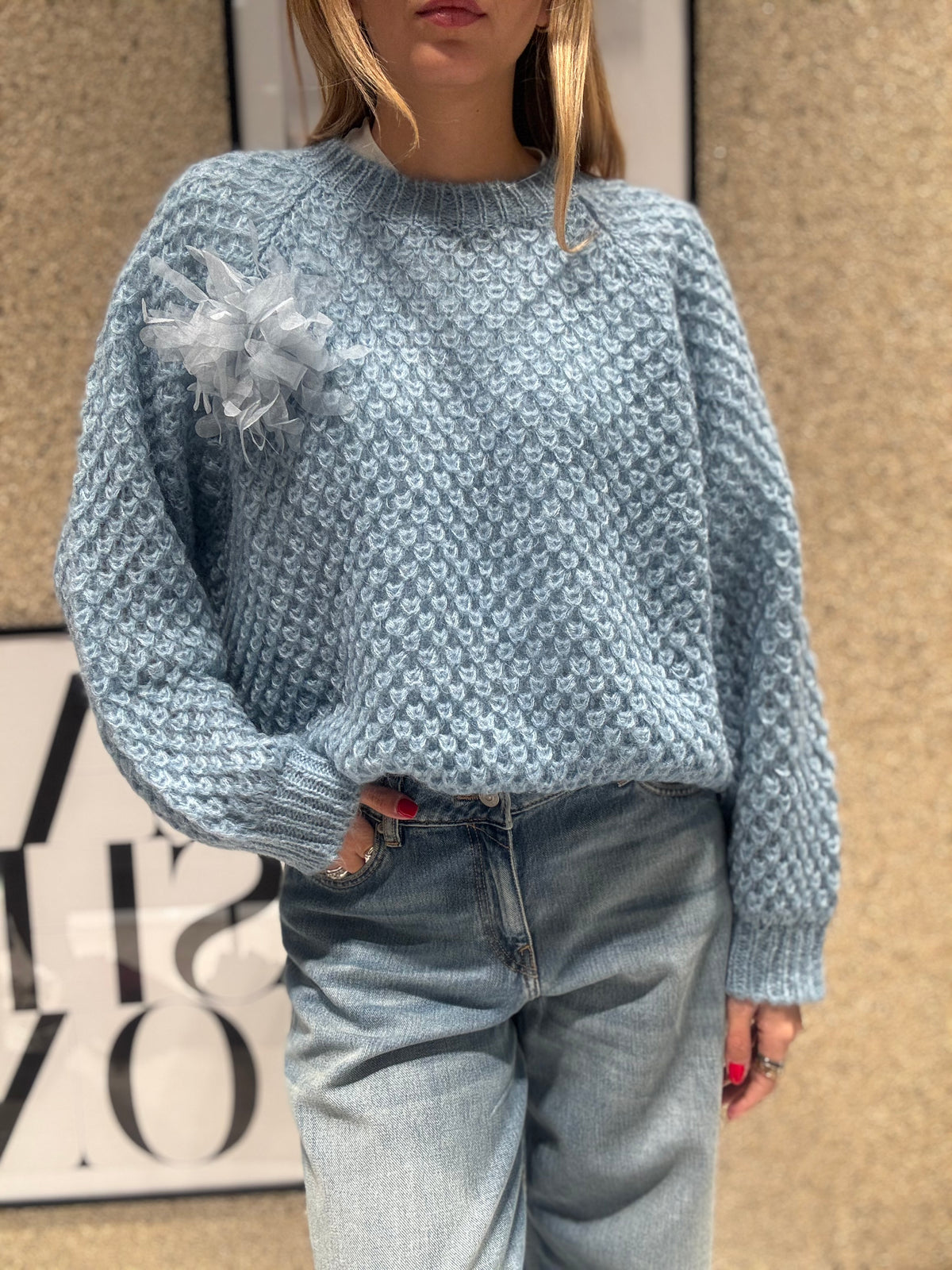 Maglia girocollo traforato con spilla