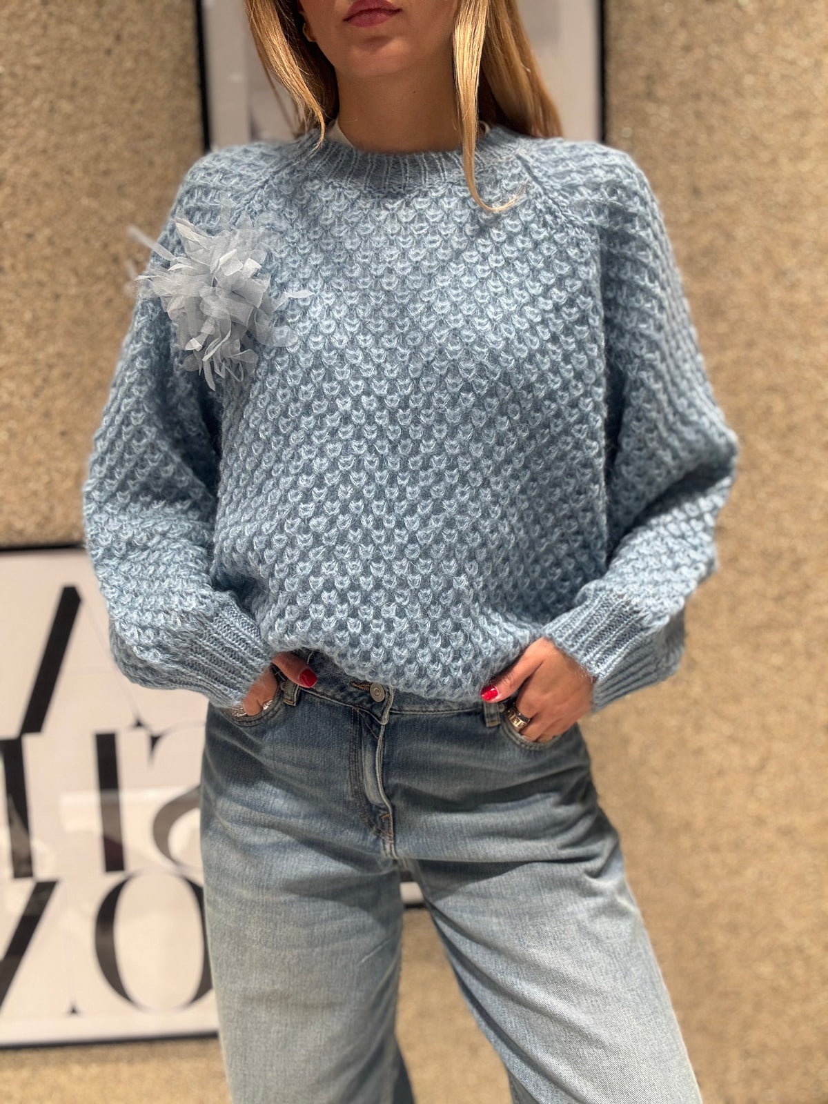 Maglia girocollo traforato con spilla