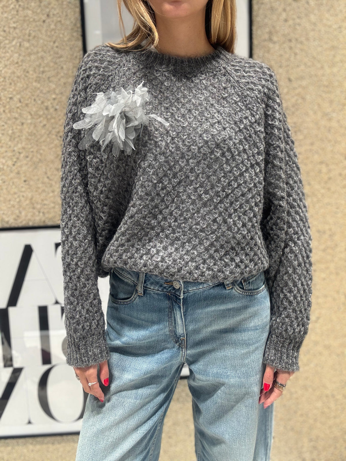 Maglia girocollo traforato con spilla