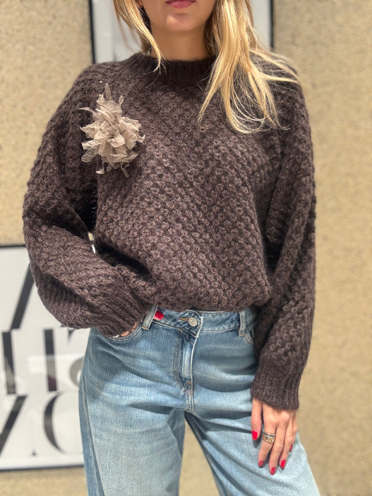 Maglia girocollo traforato con spilla