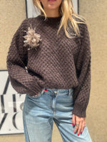 Maglia girocollo traforato con spilla