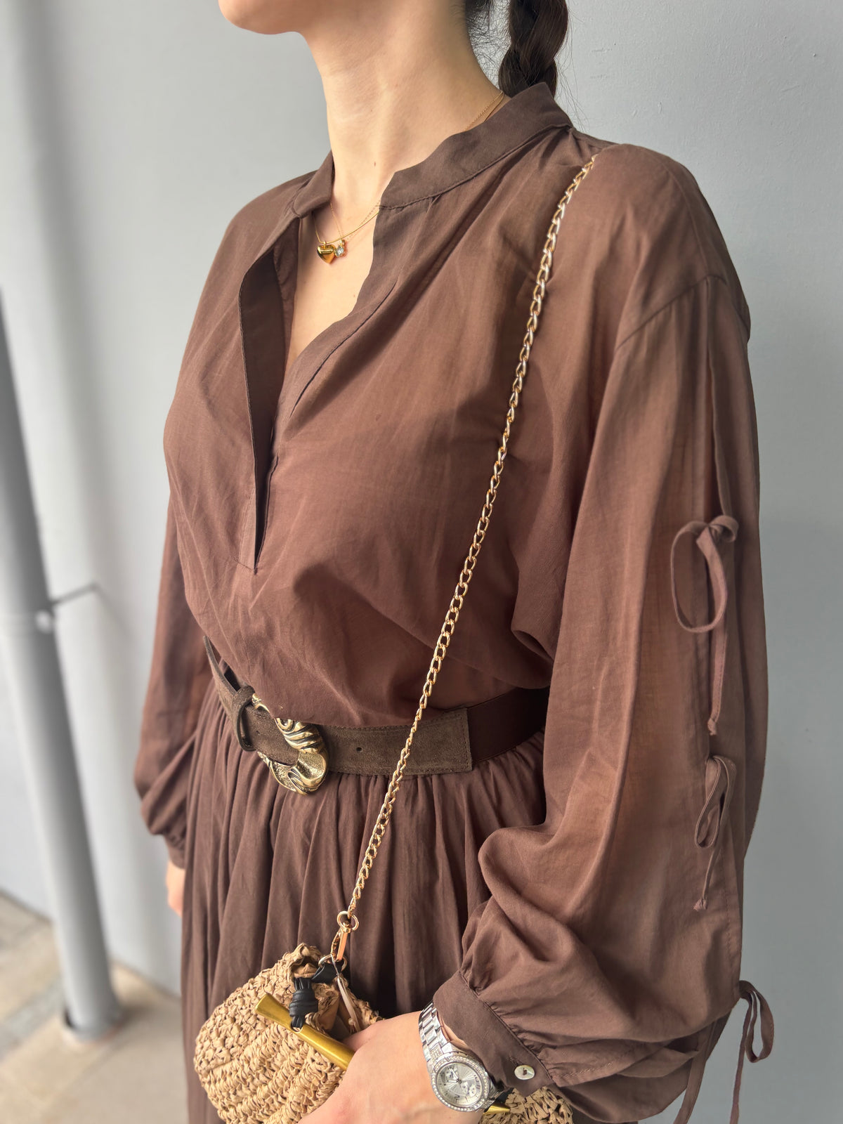 Camicia fluida con scollo v e maniche con laccetti