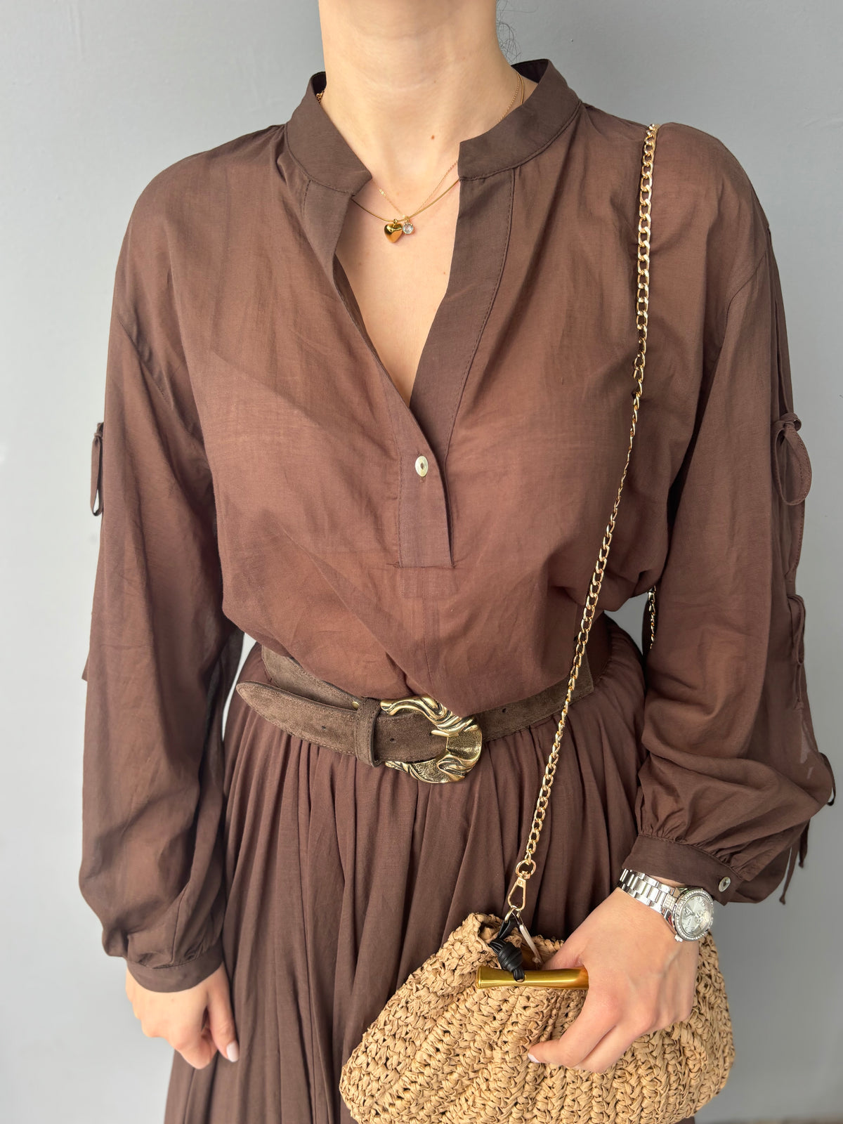 Camicia fluida con scollo v e maniche con laccetti