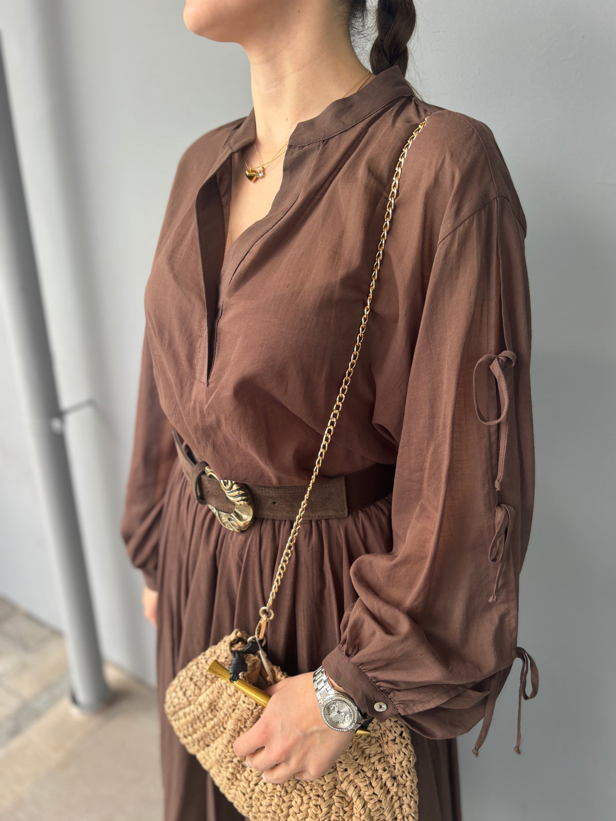 Camicia fluida con scollo v e maniche con laccetti