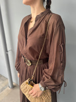 Camicia fluida con scollo v e maniche con laccetti