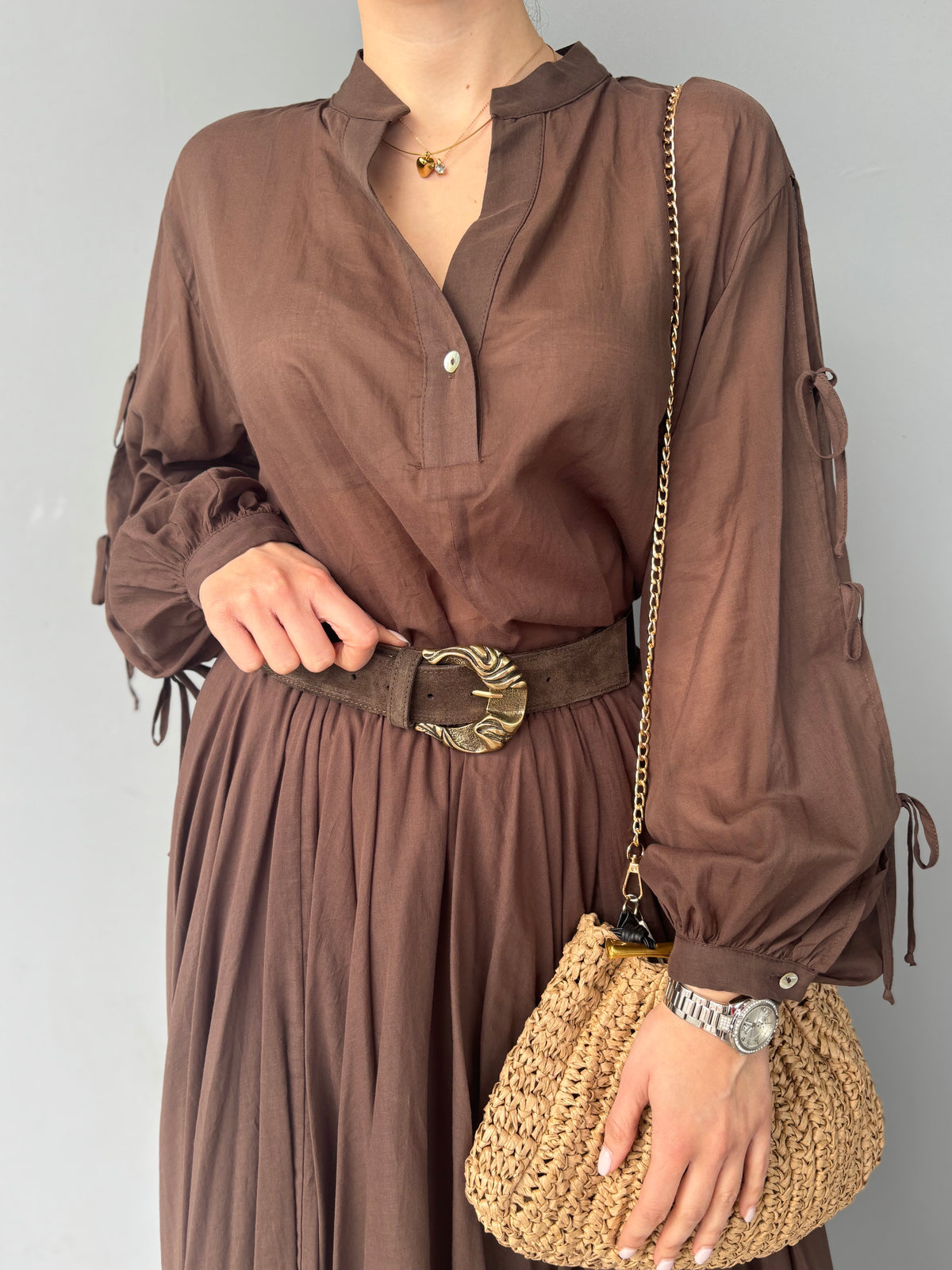Camicia fluida con scollo v e maniche con laccetti
