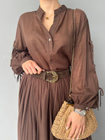 Camicia fluida con scollo v e maniche con laccetti