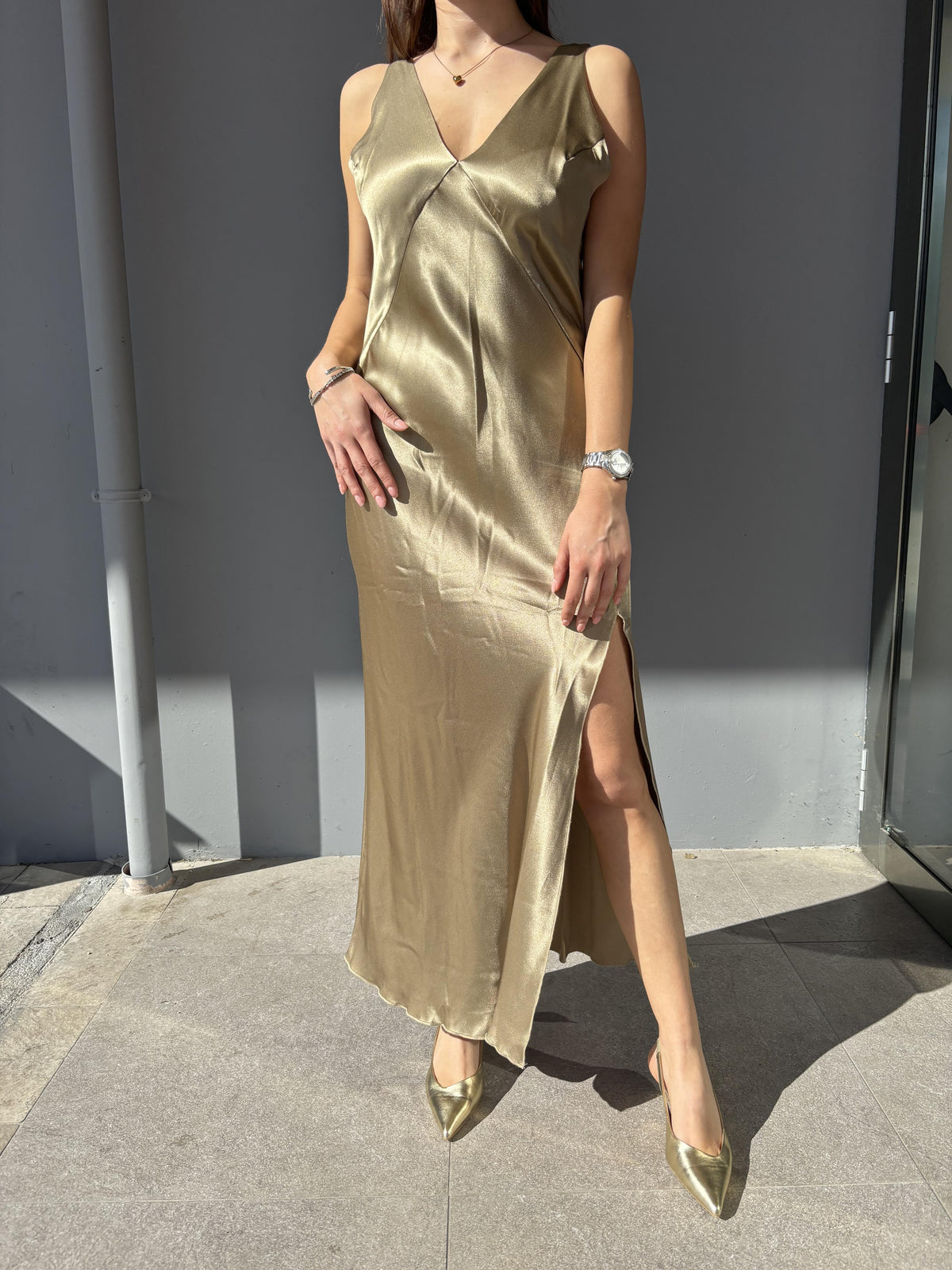 Abito con scollo in satin