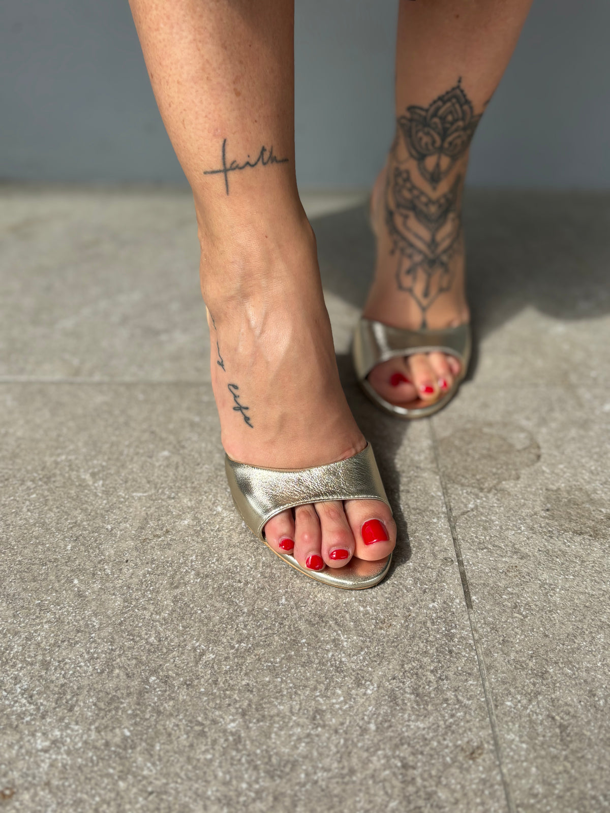 Mules dècolletè in vera pelle aperte davanti con tacco sottile