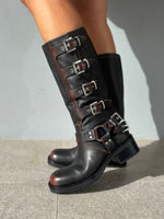 Biker in pelle con fibbie