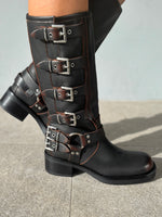 Biker in pelle con fibbie