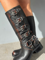 Biker in pelle con fibbie