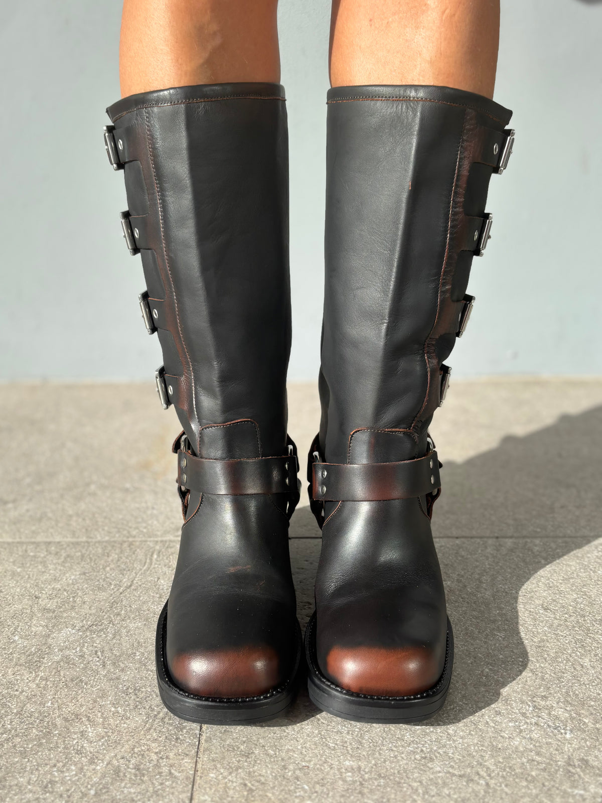 Biker in pelle con fibbie