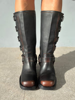 Biker in pelle con fibbie