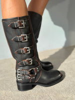 Biker in pelle con fibbie