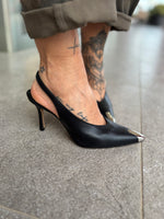 Slinback in pelle con punta metallica