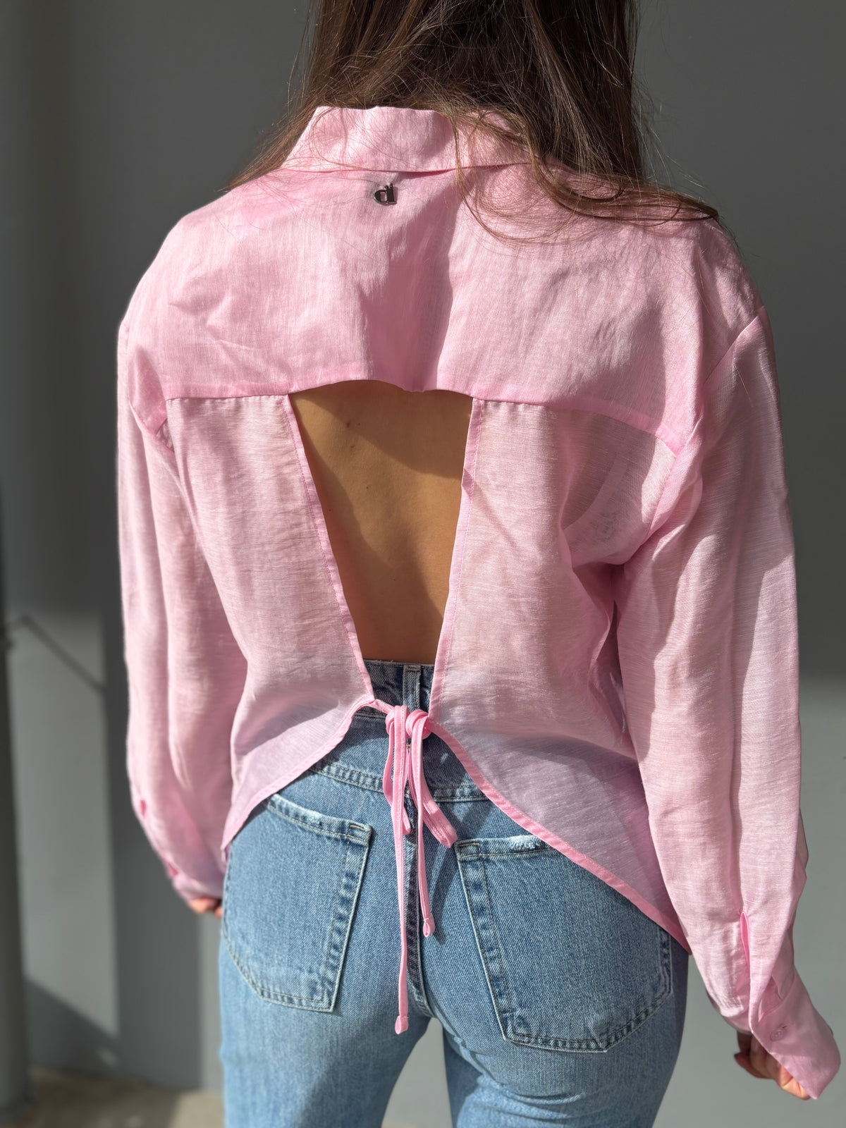 Camicia satin rosa con schiena scoperta