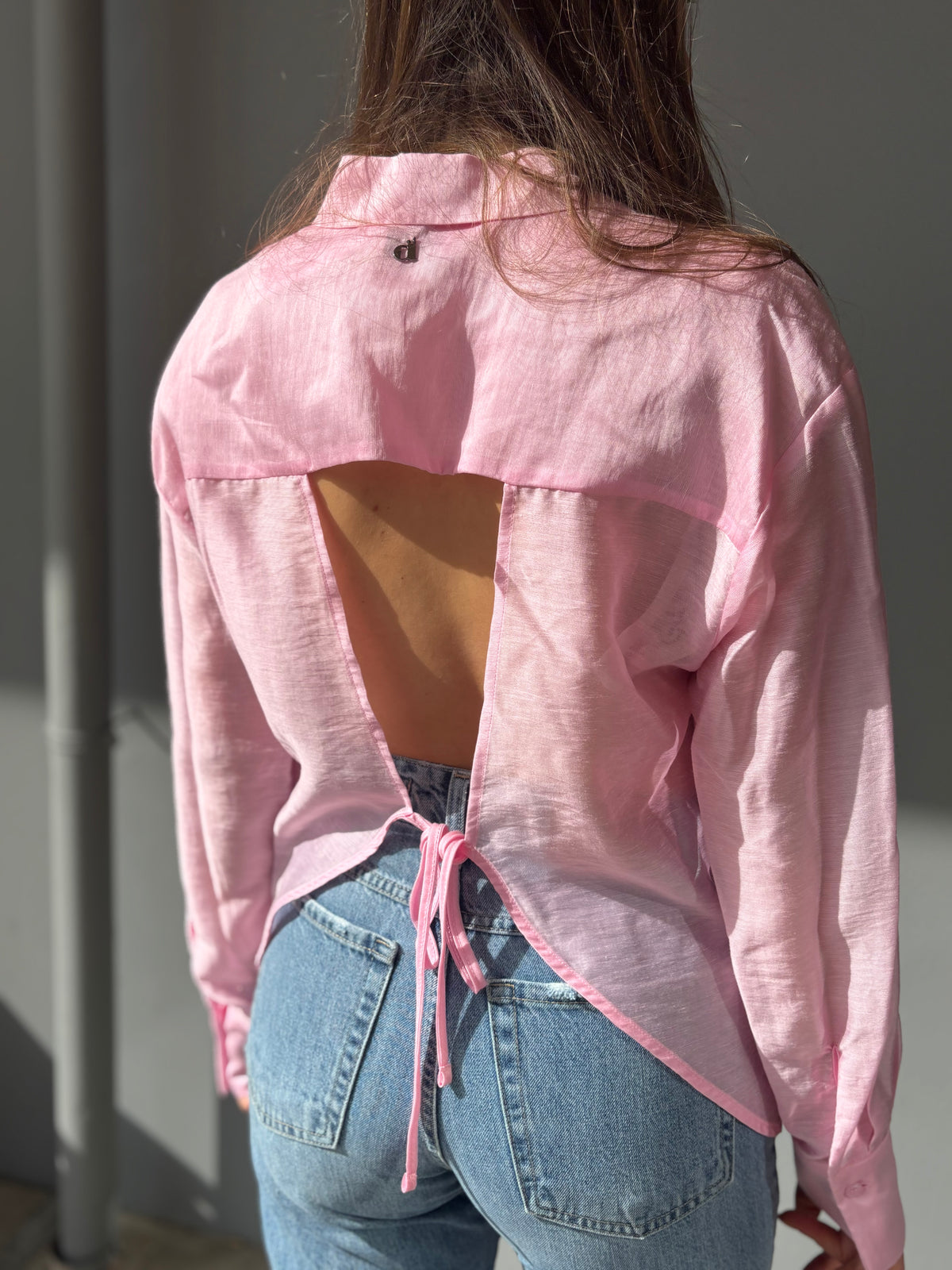 Camicia satin rosa con schiena scoperta