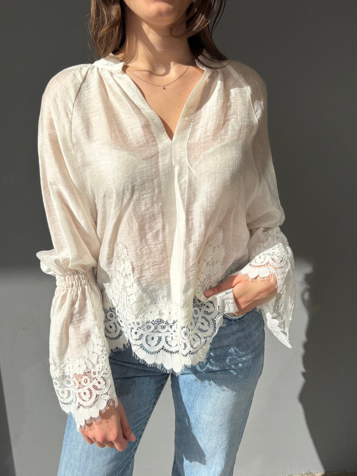 Camicia con maniche sbuffo e pizzo