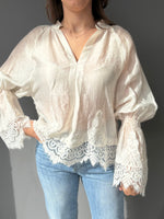 Camicia con maniche sbuffo e pizzo
