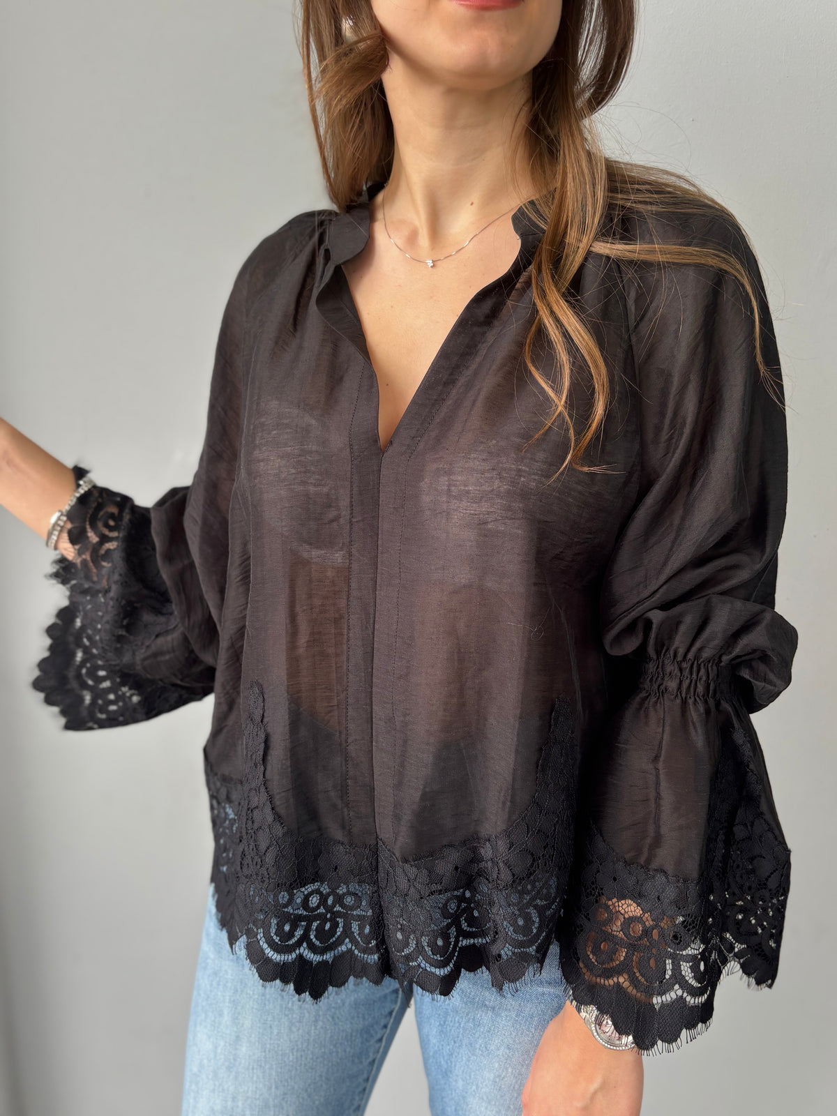 Camicia con maniche sbuffo e pizzo