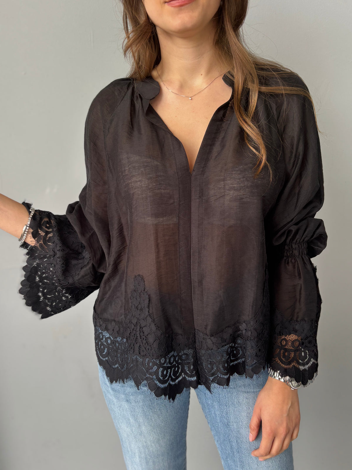 Camicia con maniche sbuffo e pizzo