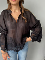 Camicia con maniche sbuffo e pizzo