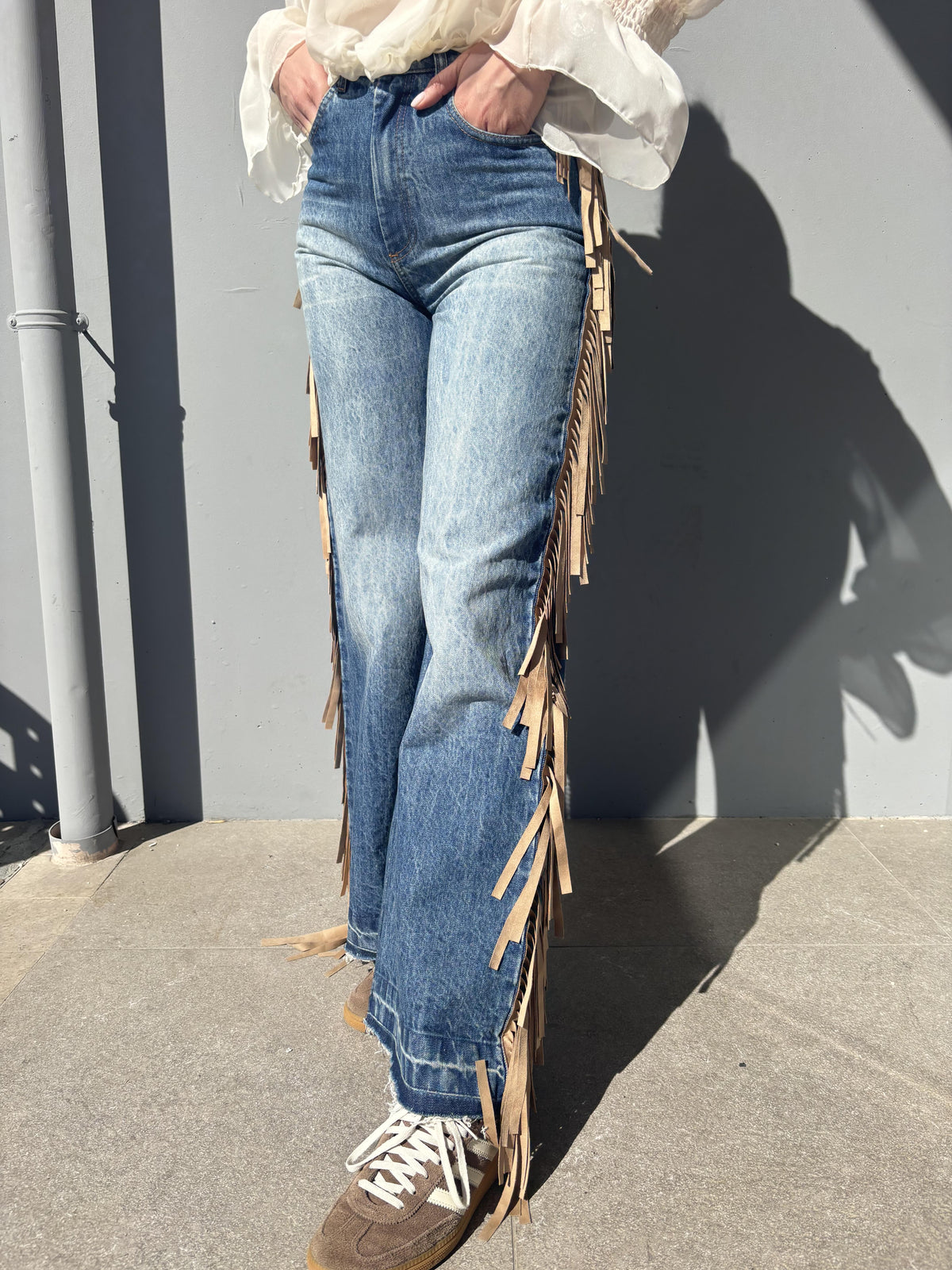 Jeans con frange laterali