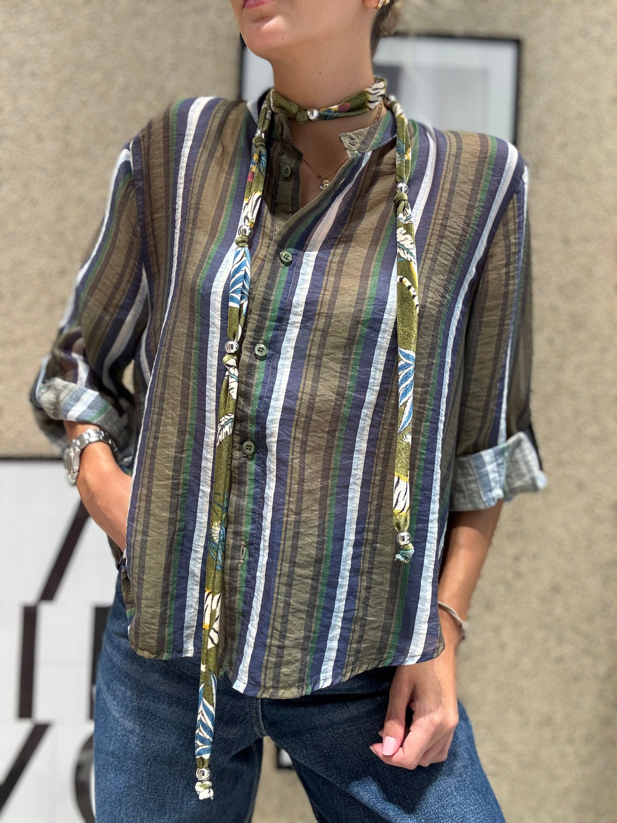 Blusa righe oliva con collana
