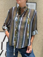 Blusa righe oliva con collana