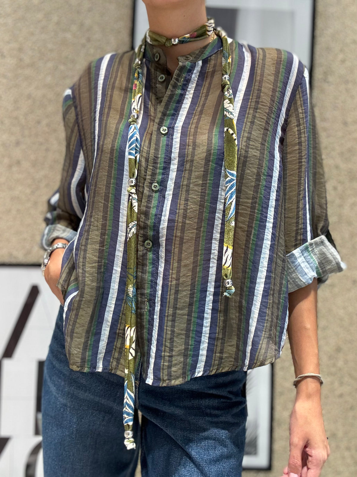 Blusa righe oliva con collana