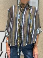 Blusa righe oliva con collana