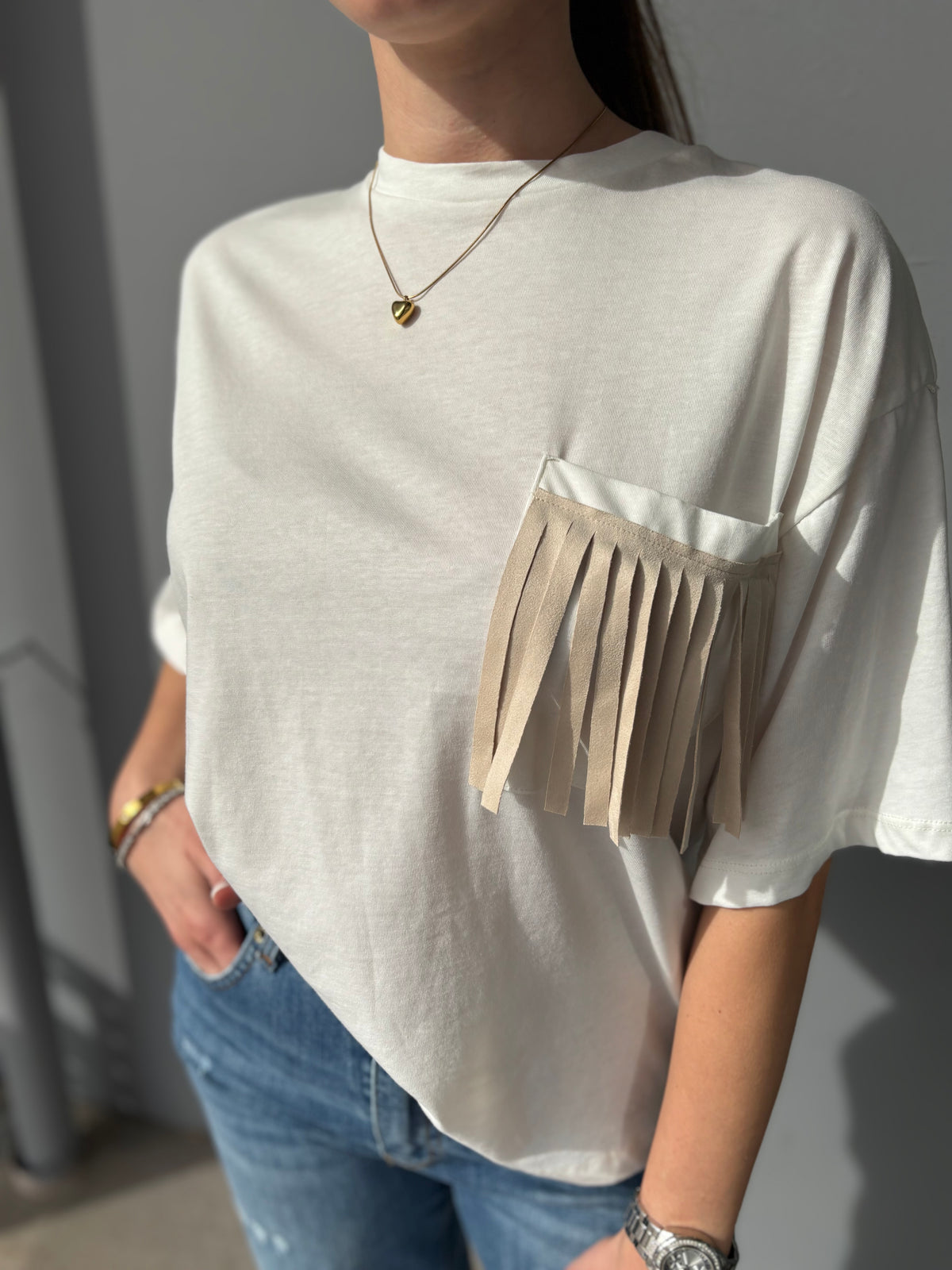 T-shirt modello largo con tasca frange