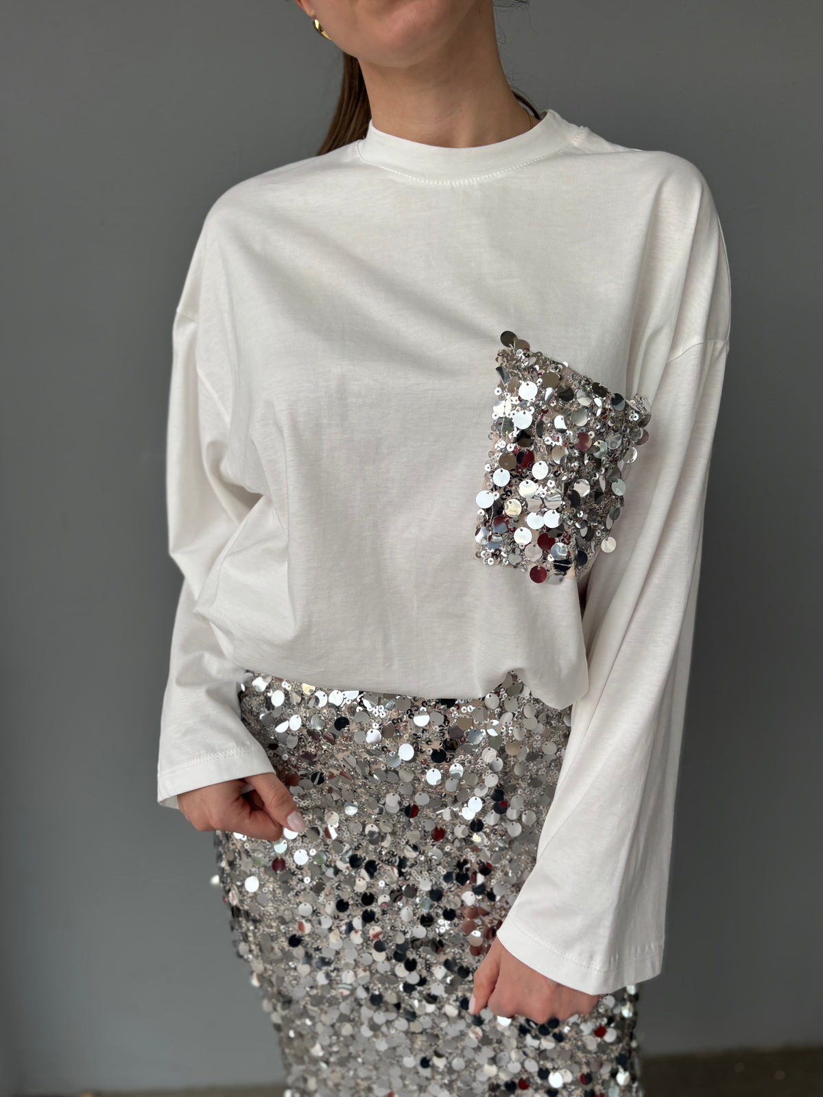 T-shirt modello largo con tasca frange