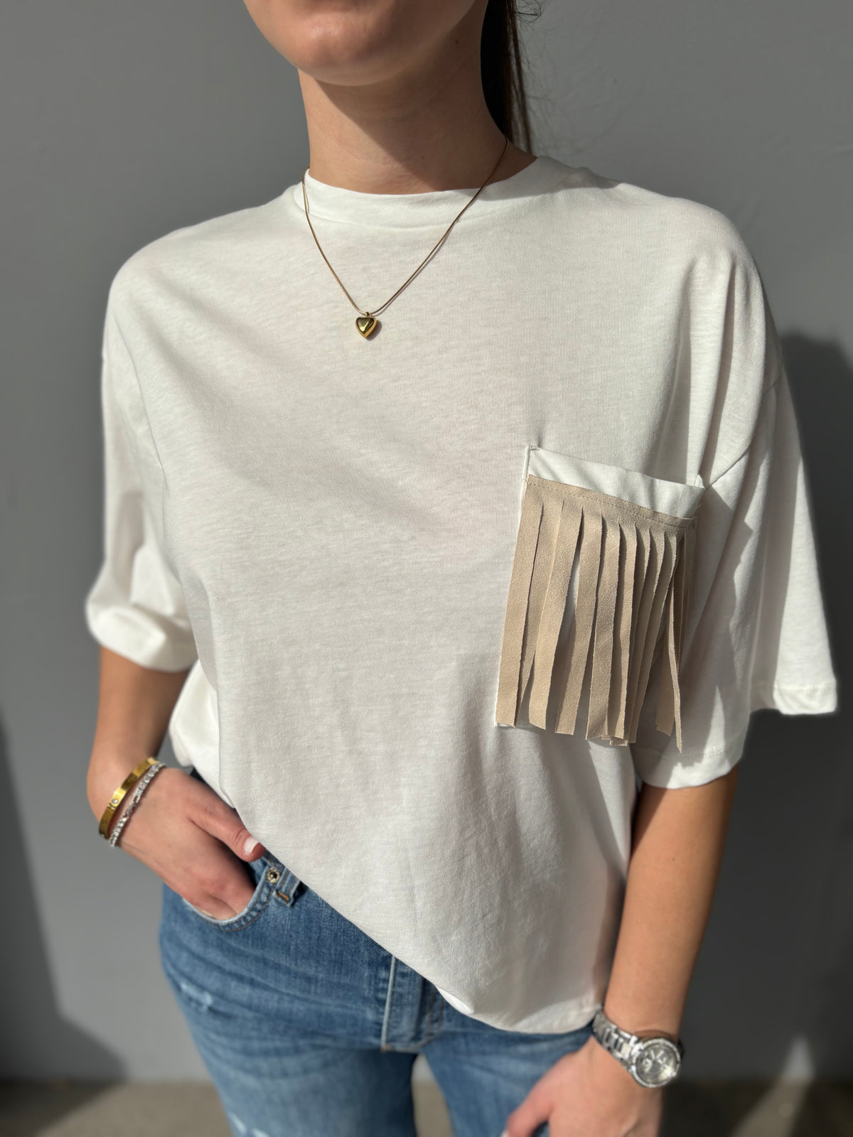 T-shirt modello largo con tasca frange